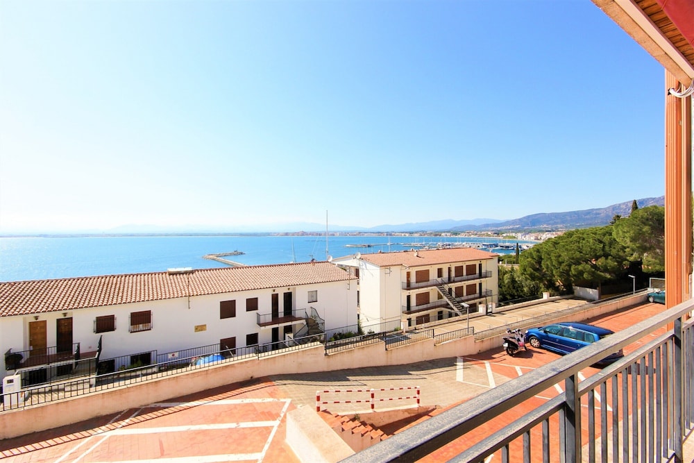 Apartment in Roses Near Beach