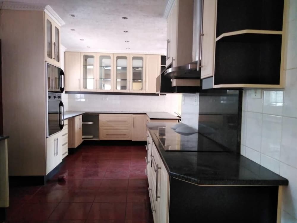 Remarkable 5-bed House in Springs & Nigel