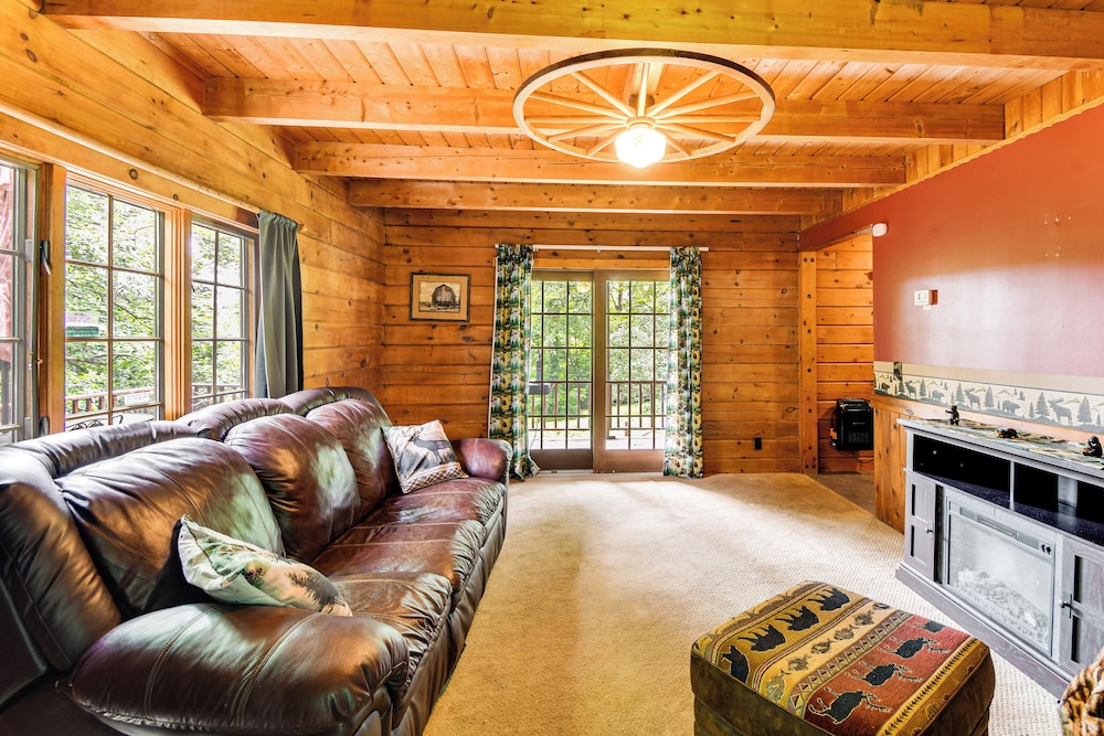 Private Hannibal Cabin With Sauna & Hot Tub!