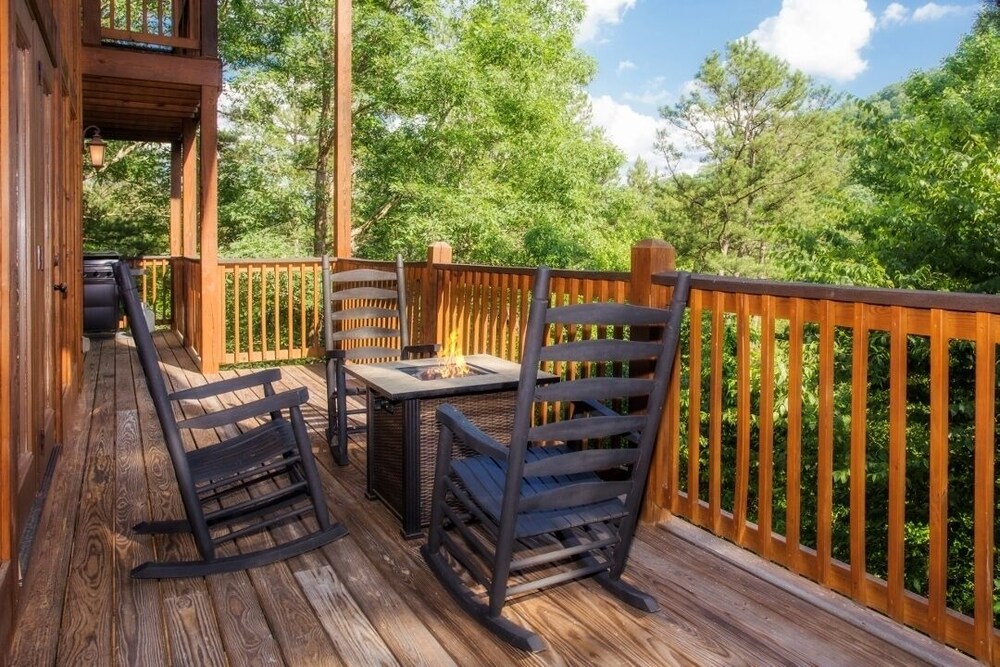 A To Remember - 5 Bedrooms, 5 Baths, Sleeps 18 Cabin by RedAwning