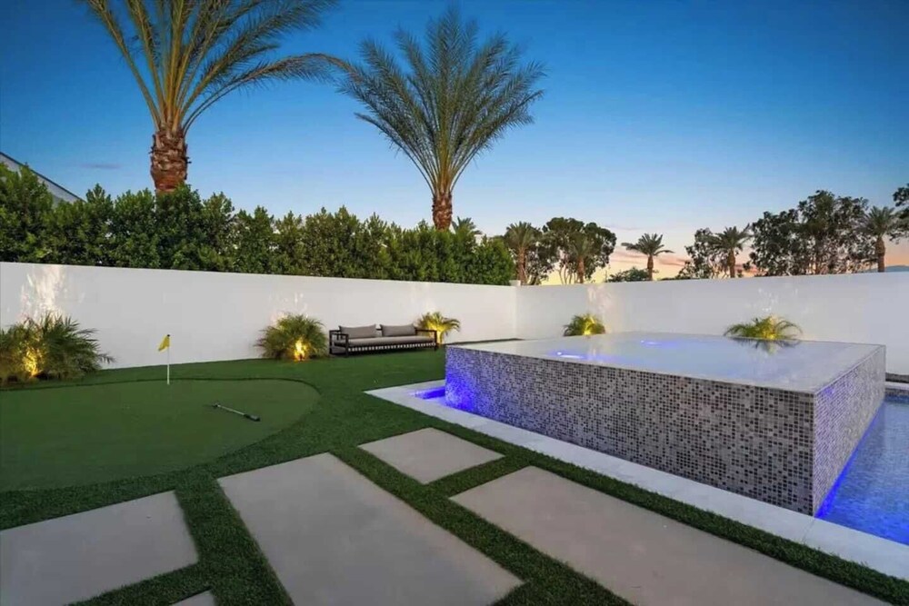 Sleeps 20 7-bedroom Villa w/ Pool, Putting Green & Hot Tub Bravo Villa #11 by Avantstay