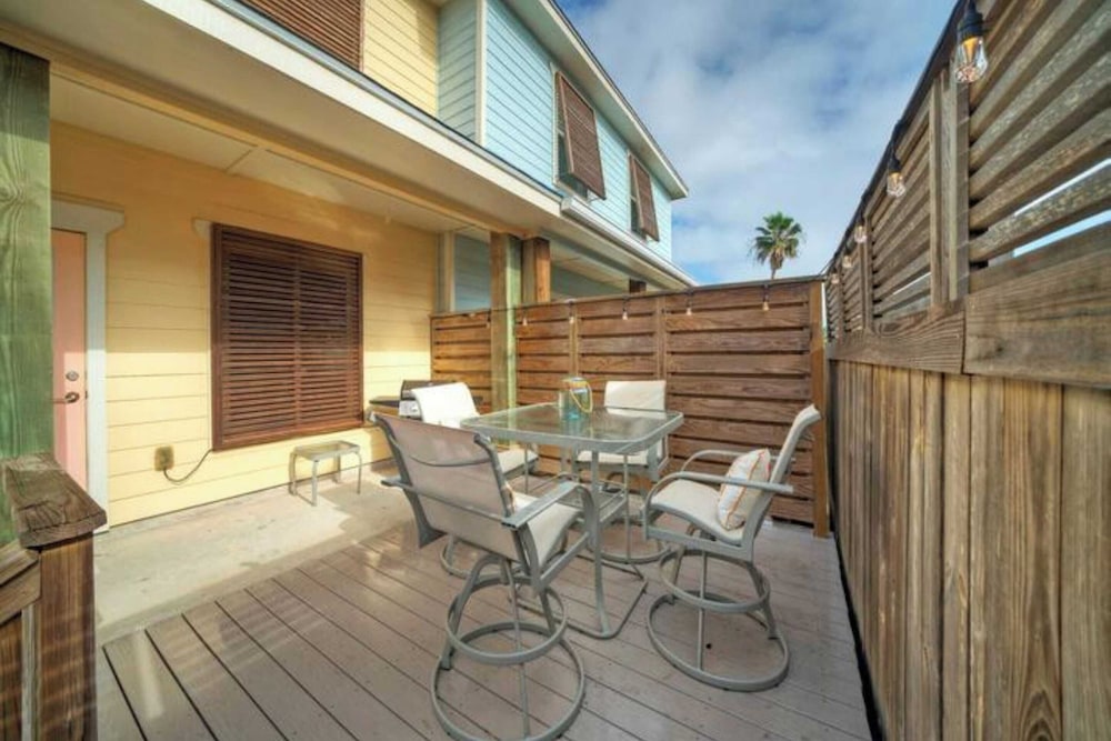 2 Homes in Las Palmeras by Avantstay Sleeps 18, Resort Pool + Private Patio Walk to Town, Golf Cart Zone