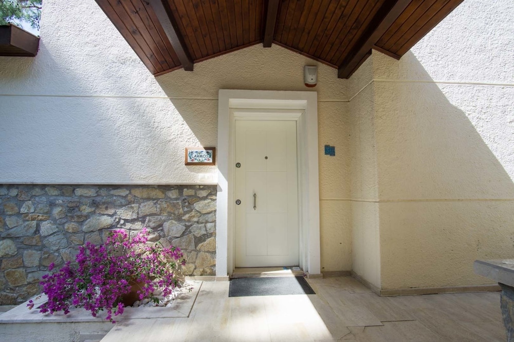 Larmos Villa