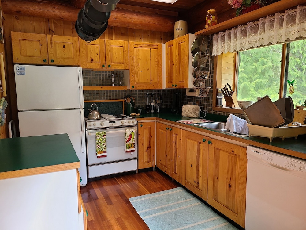 Two Bedroom Real Log Cabin With Wifi and EV Char ger