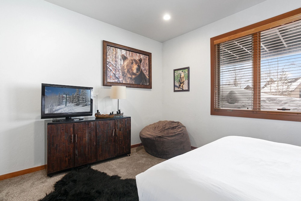 2430 Queen Esther Dr - 5 Bedroom Home with Spa 5 Home