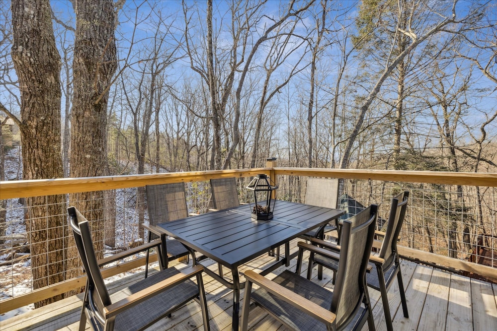 Brand New Cabin w Fire Pit Hot Tub Gameroom