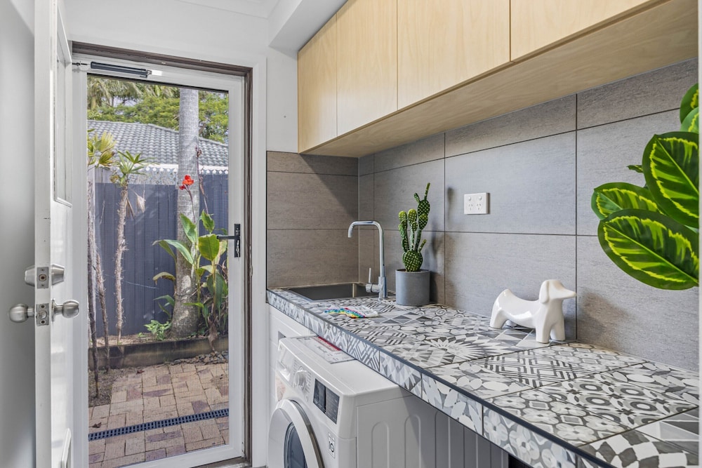Trendy 2-bed Home With Outdoor Entertainment