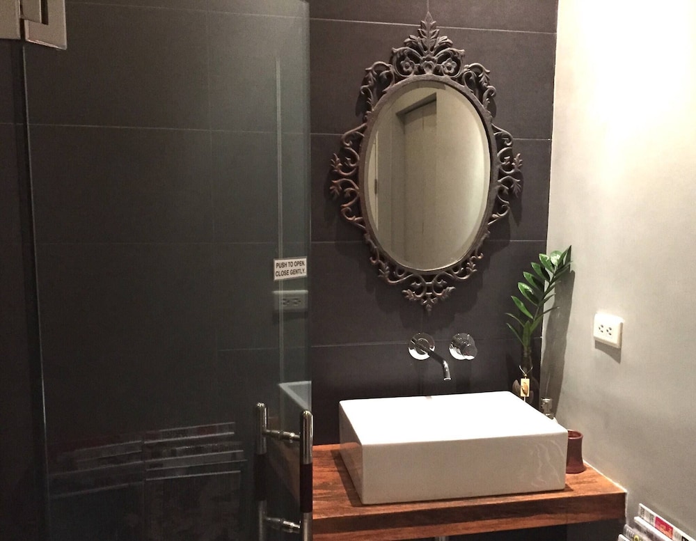 Elegant 2BR Apartment in Upscale Fort BGC Fast Wifi