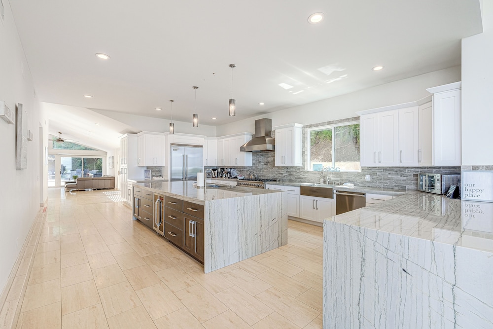 Pool & Coastline Views: Luxe La Jolla Home