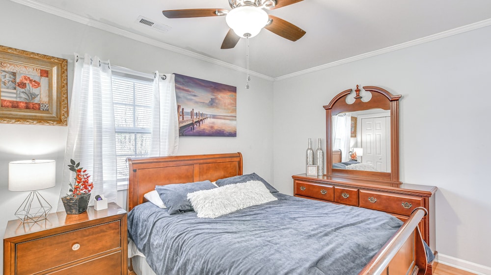 9 Mi to Downtown: Sanford Home w/ Hot Tub
