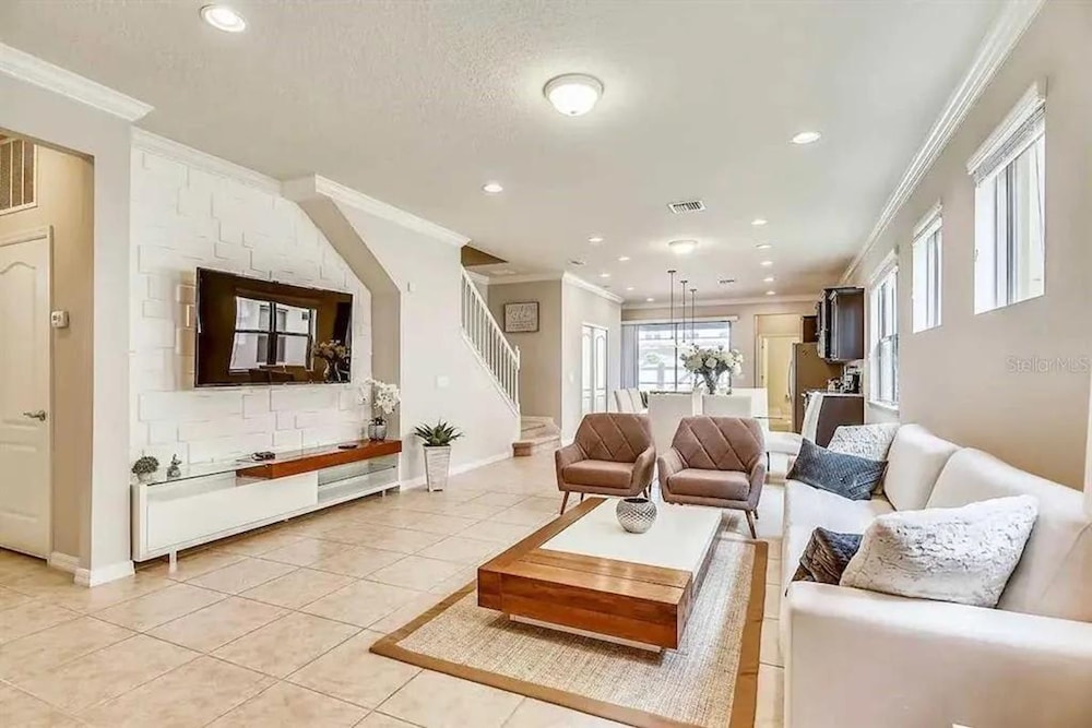 Gorgeous 5Bd w Private Pool Windsor Westside 8893