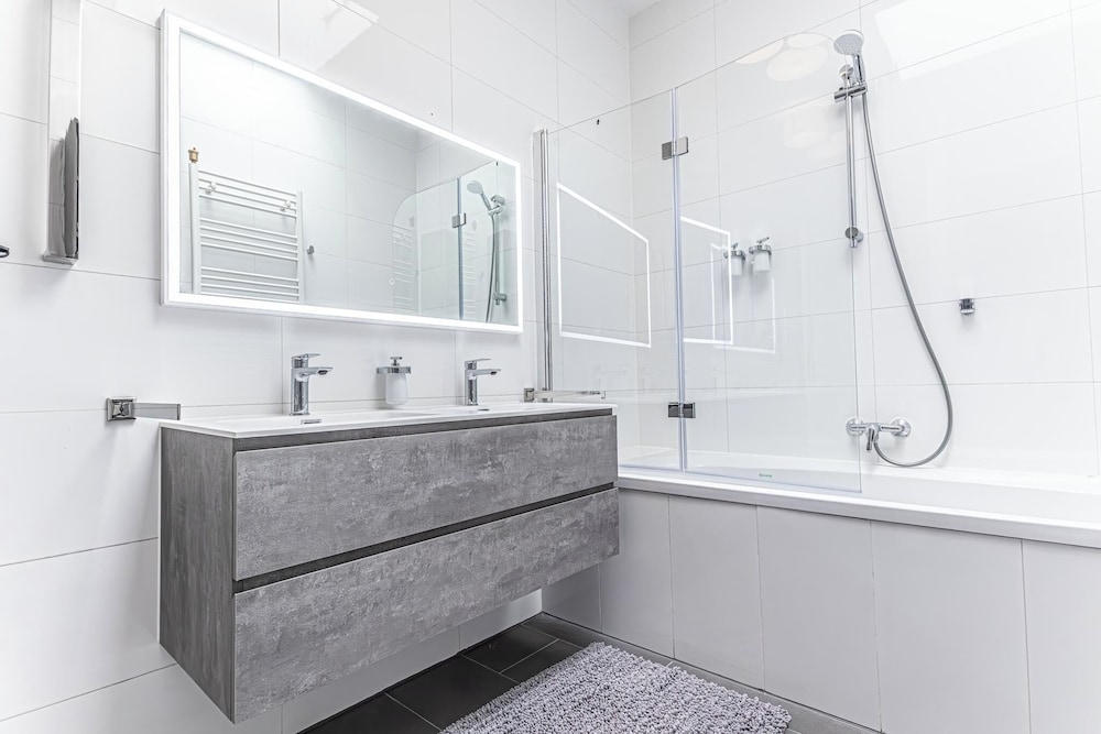 Luxury AC Balcony Apartment City Center