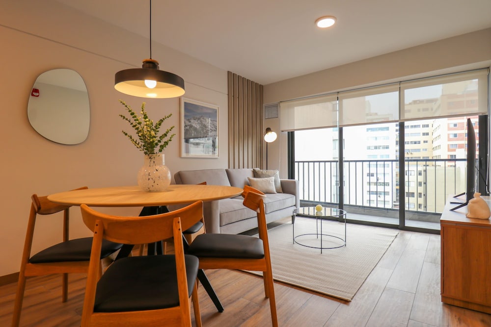 w Exceptional 2BR w Balcony in Miraflores