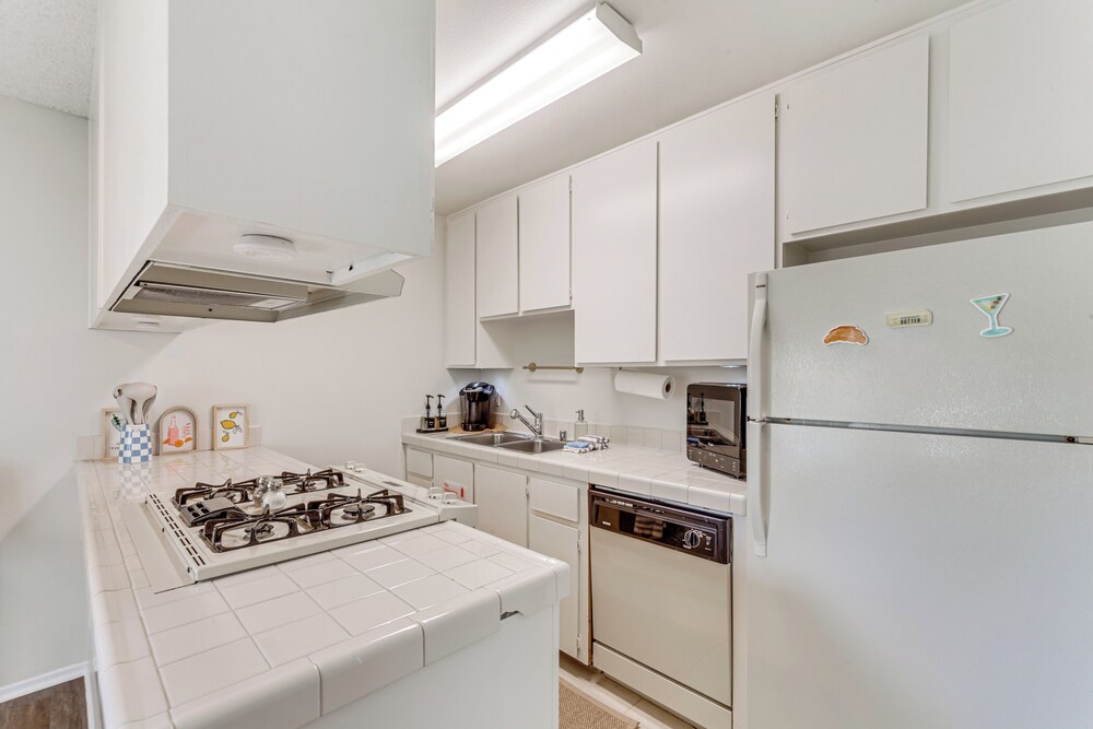 2 Mi to Downtown: Gated Condo in Palm Springs