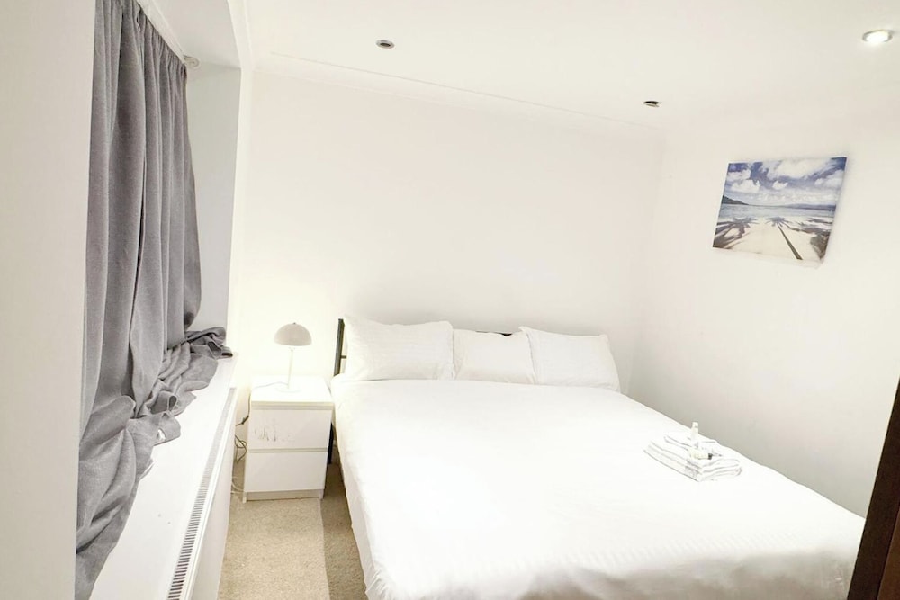 3-bed Apt-15 Mins to Heathrow-pet-friendly-parking
