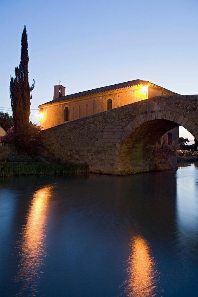 Barge Beatrice cruises on the Canal du Midi