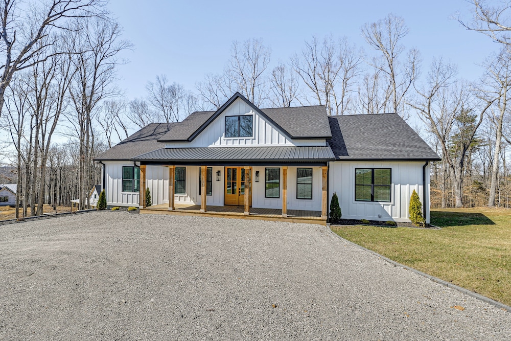 Nolin Lake Views: Spacious Home in Clarkson!