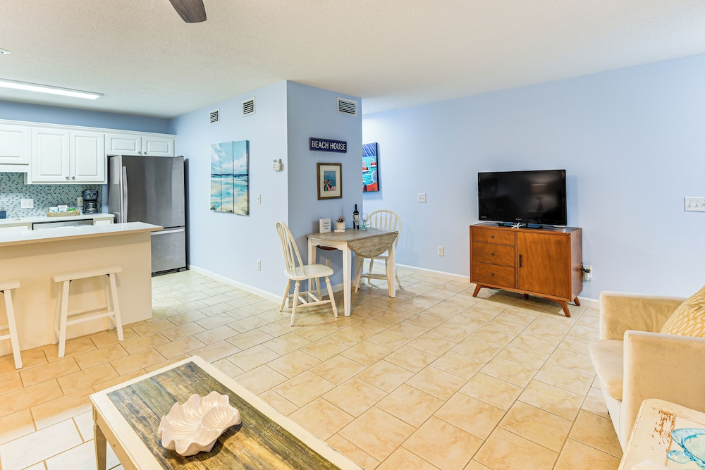 Walk to Pool & Beach: PCB Resort Getaway w/ Porch