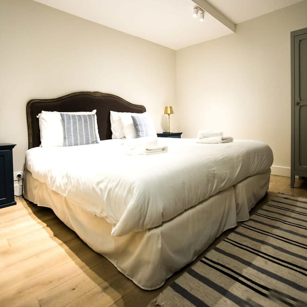 Classy Bourgeois Chic 2 Bedroom Apt in Le Marais