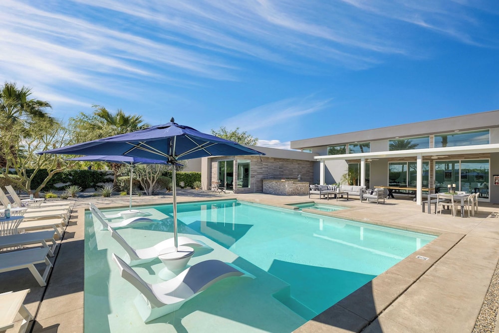 Sleeps 40 3 Luxe Villas Next to Empire Polo Club Putting Green & Pickleball