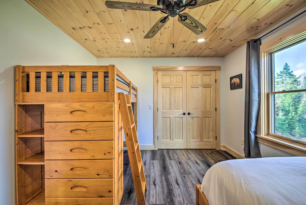 Cozy & Peaceful Waterfront Cabin on Porter Lake! view 5