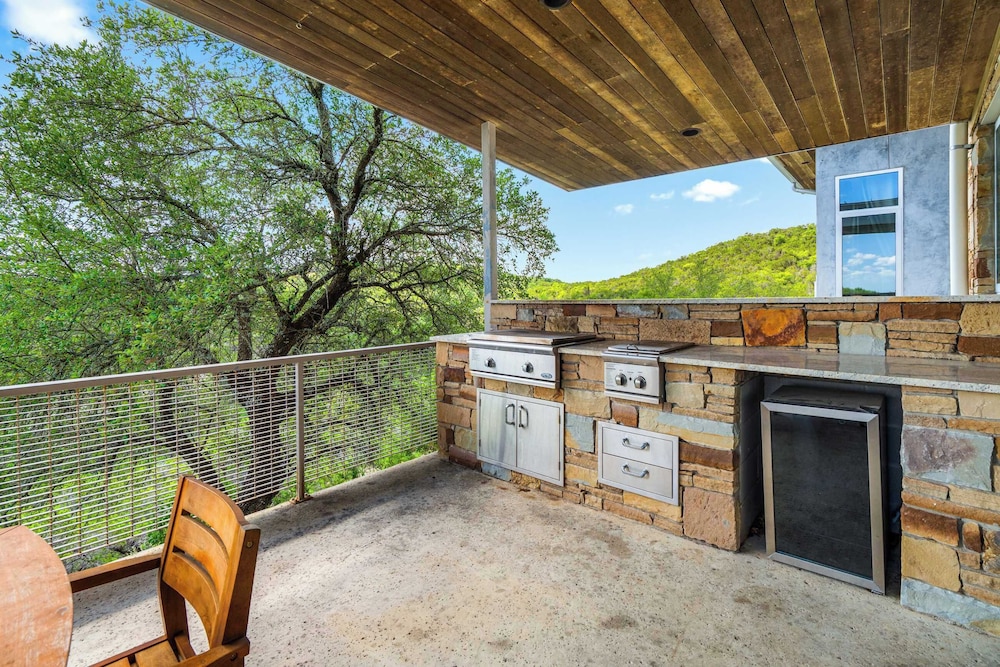 Luxury 4BR Hilltop Retreat Hot Tub & Scenic Views