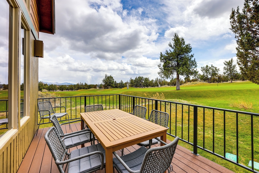 Hike, Fish & Ski: Redmond Escape w/ Hot Tub!