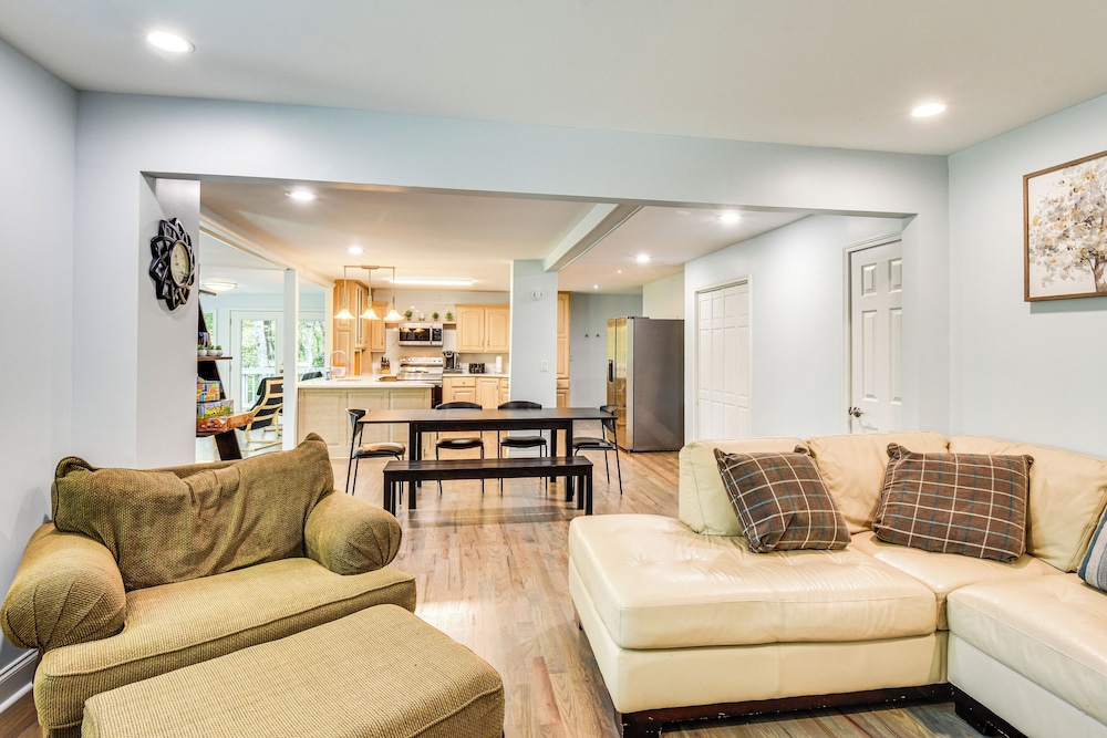 Woodsy Retreat w/ Deck & Views in Dahlonega!