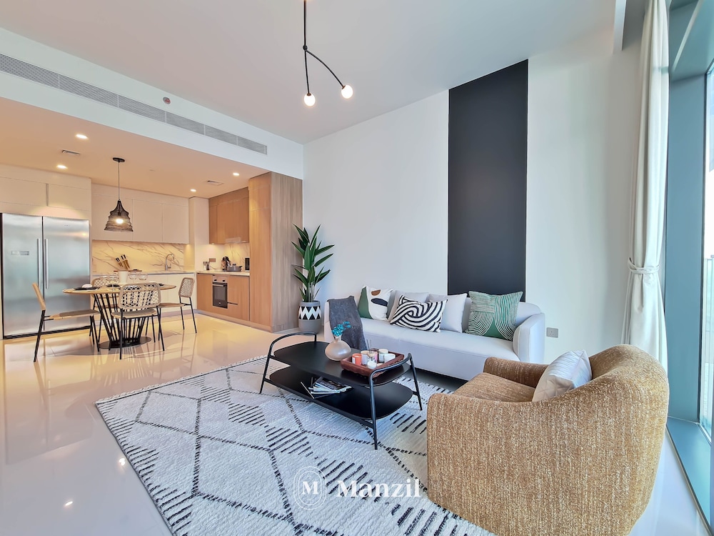 Stylish 2BR in Emaar Beach Front w/ Private Beach