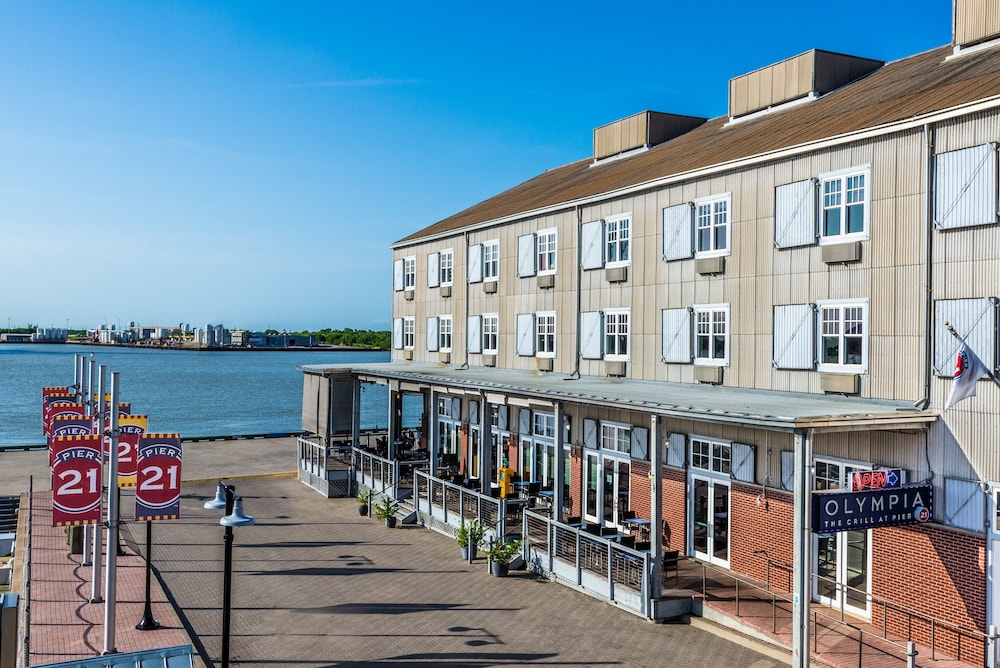 Hotel Harbor House at Pier 21 - Image 1