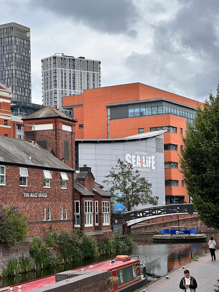 Charming Birmingham Apartment With Mini Balcony and Wifi With a Free Parking