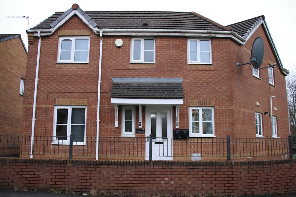 3 Bedroom House Close to City Centre/ Free Parking