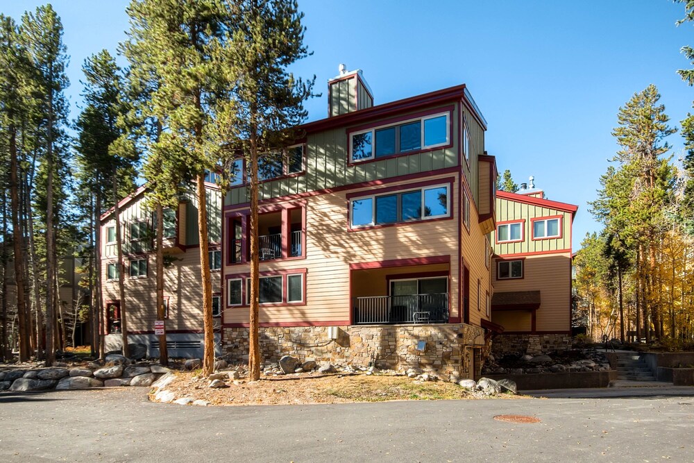 Snodallion 25 - Walk to Slopes/Walk to Town by RedAwning