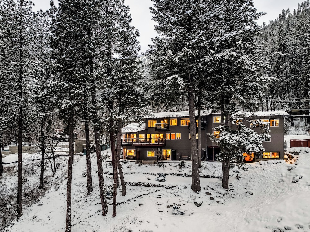 All Seasons River Inn