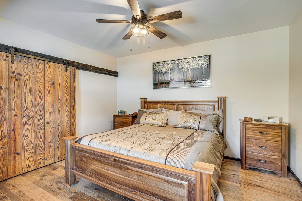 4 Mi to Black Canyon: Mtn-view Apt in Montrose!