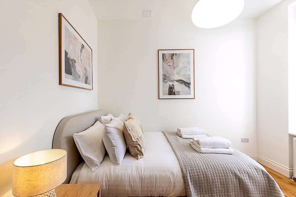 Stylish Chelsea Escape With Private Outdoor Oasis!