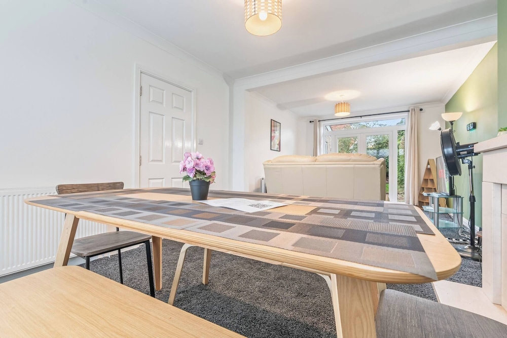 Beautiful 5 Bedroom Home in Coventry 14min to NEC
