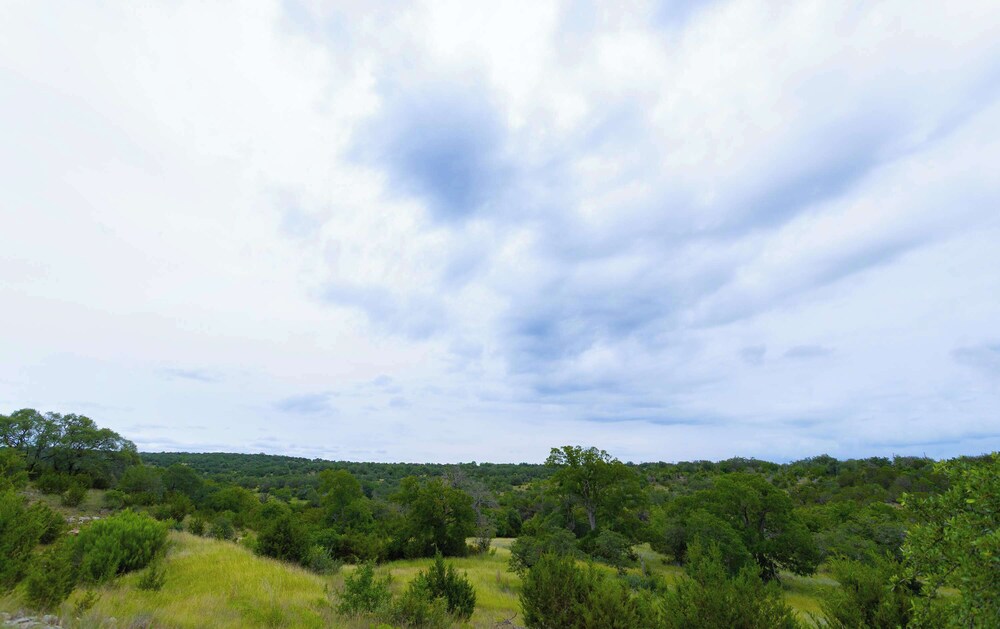 Shady Grove Tranquil Hill Country Cabin for 8 Near Pedernales Falls
