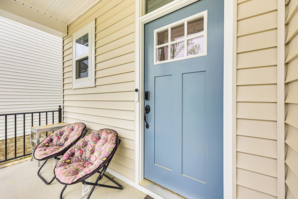 12 Mi to Dtwn Richmond: Spacious Home w/ Deck!