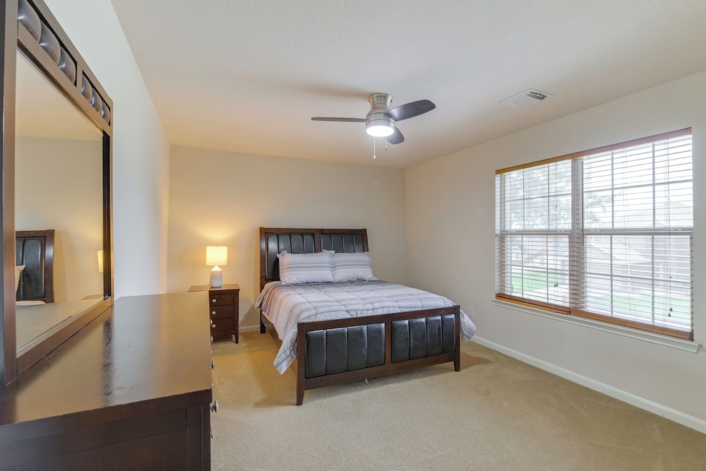 7 Mi to Downtown Baytown: Spacious Home w/ Yard
