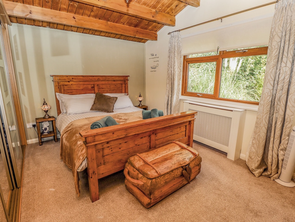 Lakeside Lodge Retreat