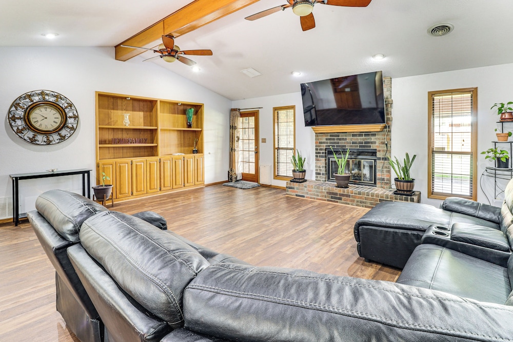 3 Mi to Downtown Roswell: Home w/ Patio + Yard