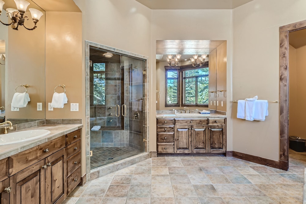 Marksberry Lodge 4 Bedroom Home by RedAwning