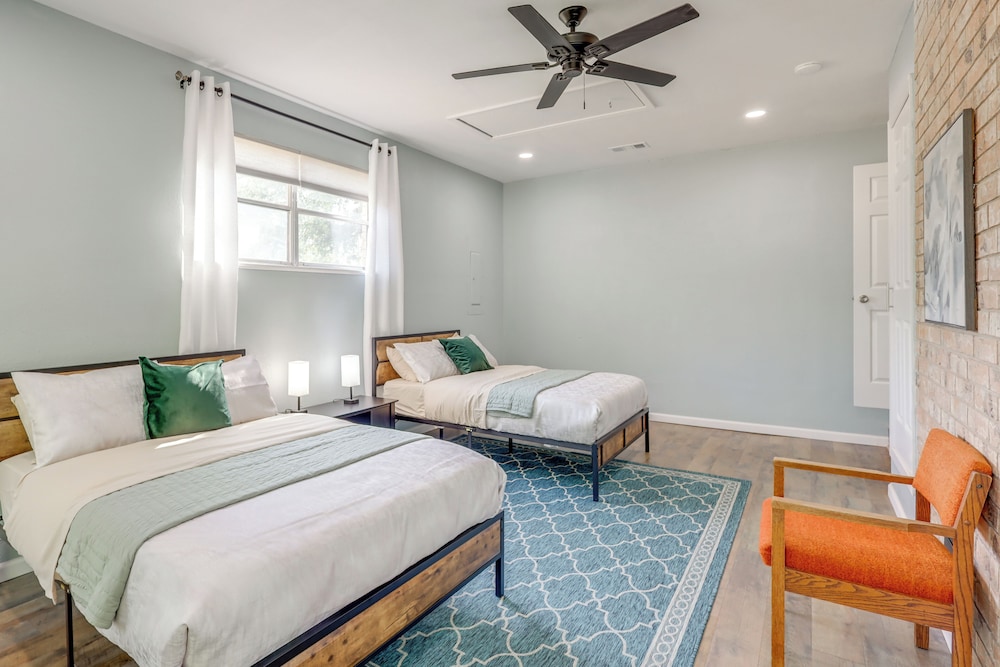 1 Mi to Lake Whitney: Morgan Home w/ Deck!