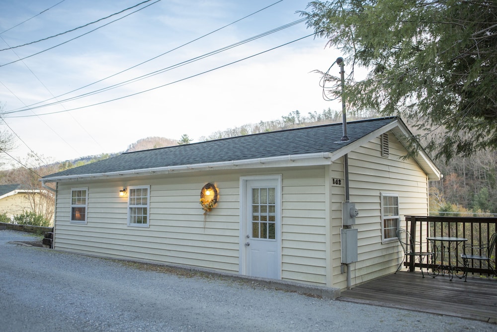 The Chimney Rock Inn & Cottages