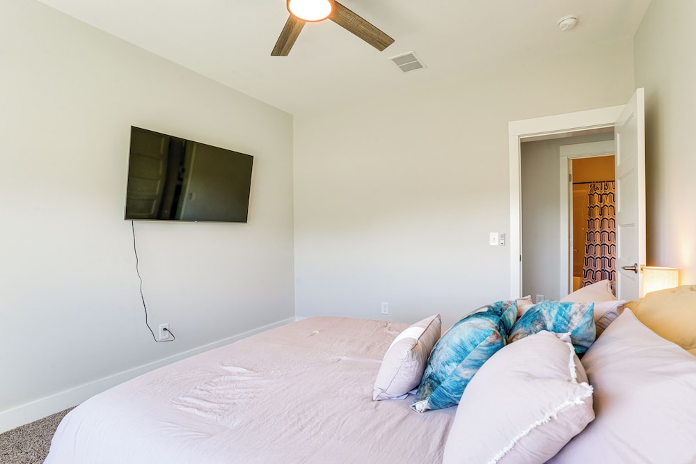 5 Mi to Lake Anna State Park: Modern Family Home!