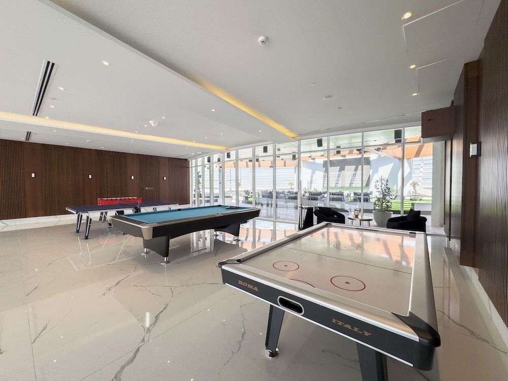 Vogue Opalz short Drive to Dubai Hills M