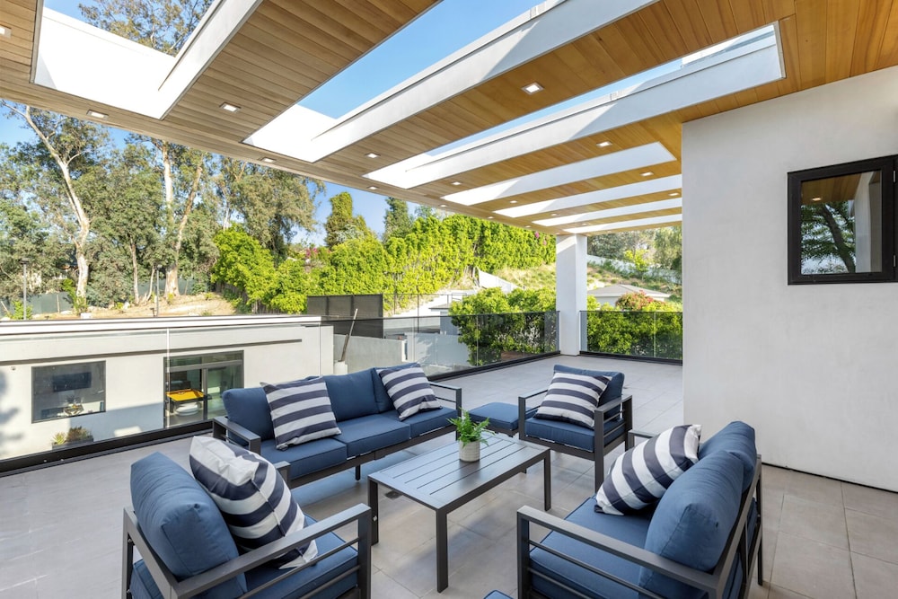 Melvin - Modern Contemporary Estate w/ Backyard + Pool & Spa