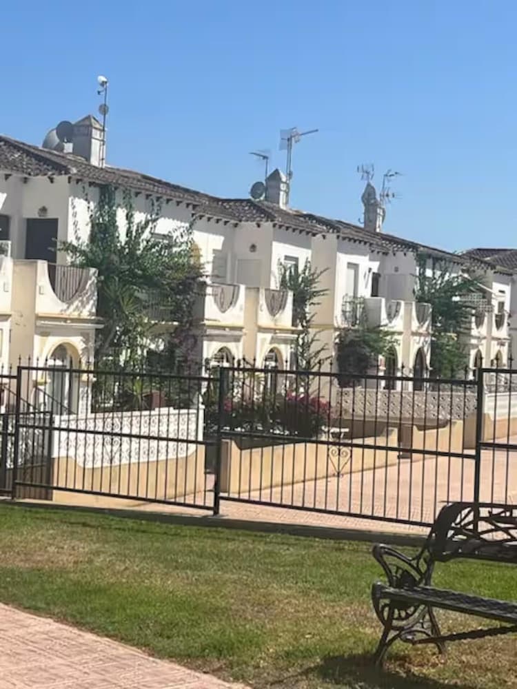 Sunny 1 Bedroom Apartment Retreat