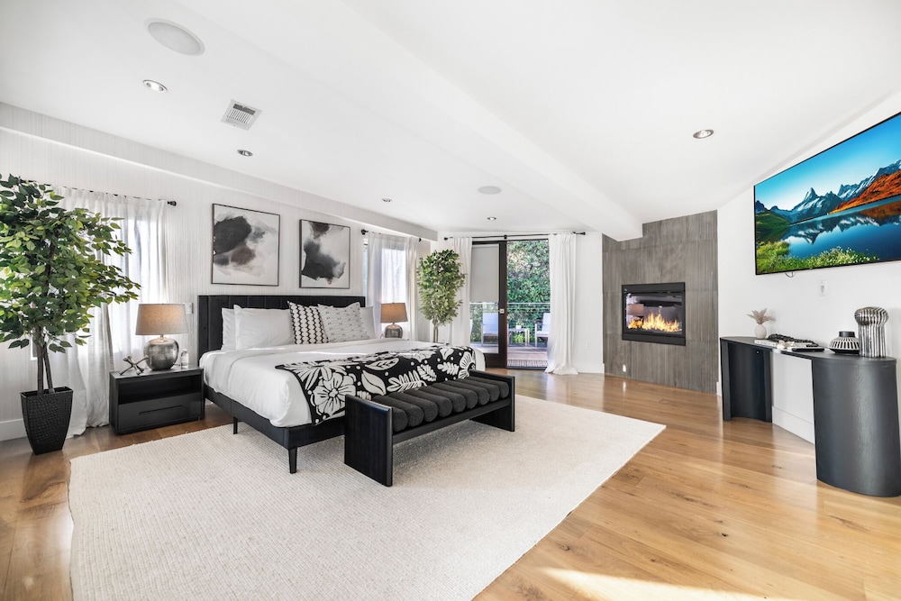 Summitridge - An Elegant Estate With Unobstructed City and Ocean Views